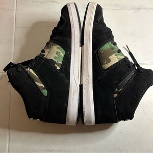 DC shoes Black and Green / camo High-Top lace up Sneakers. Great condition